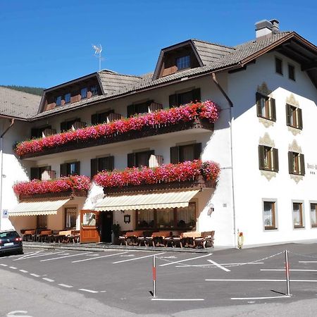 Hotel Urthaler Dobbiaco Bagian luar foto