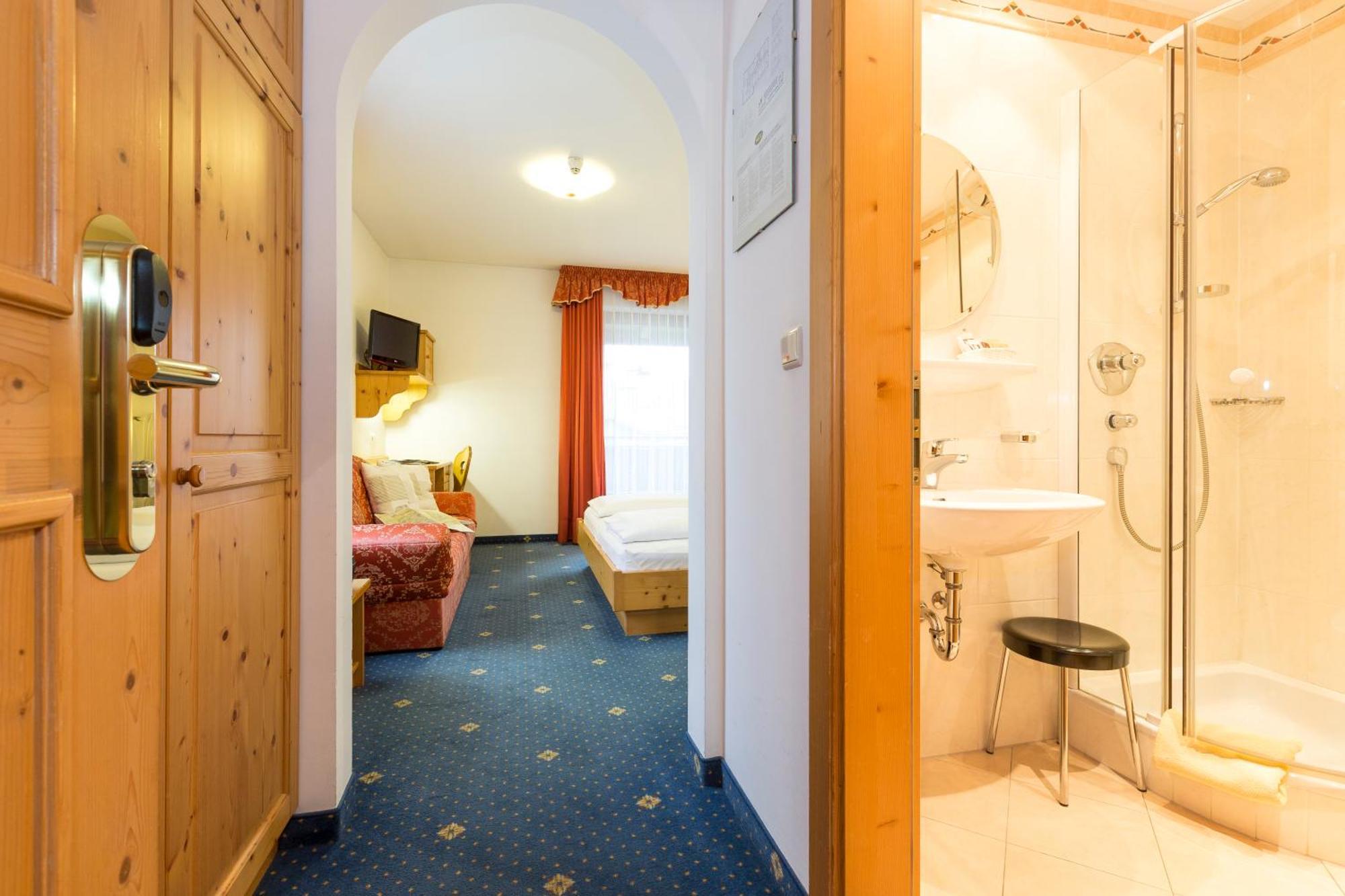 Hotel Urthaler Dobbiaco Bagian luar foto