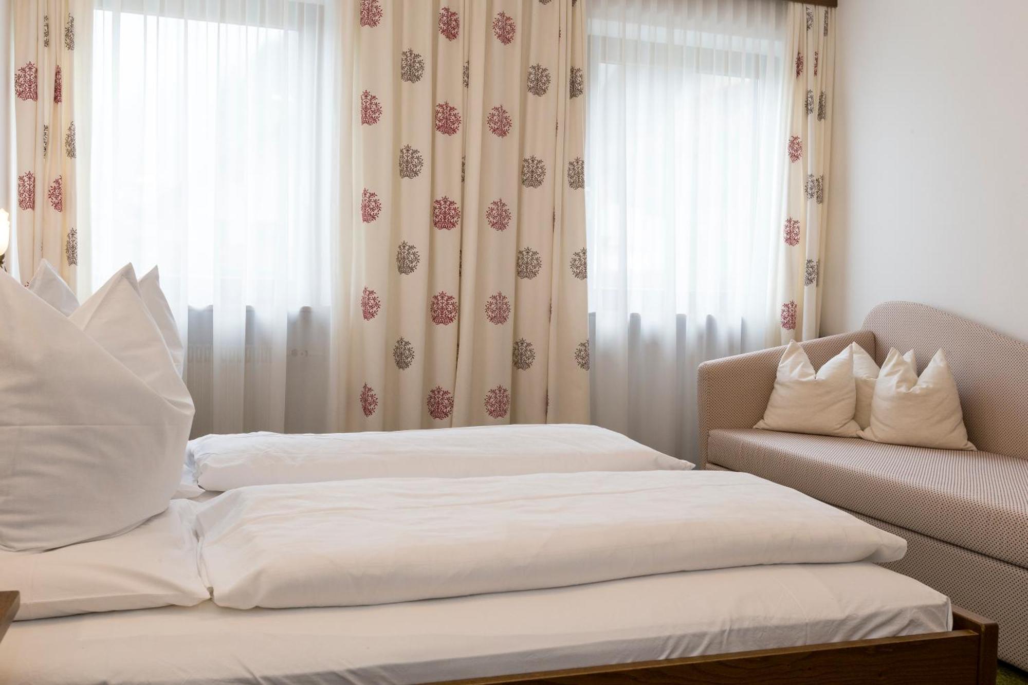 Hotel Urthaler Dobbiaco Bagian luar foto