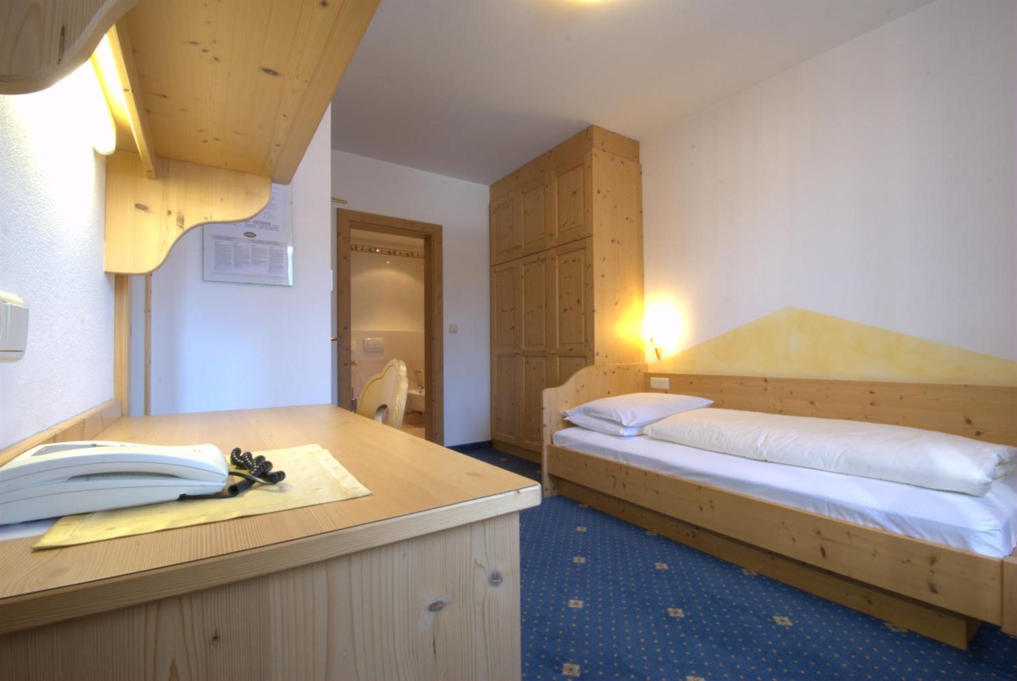 Hotel Urthaler Dobbiaco Bagian luar foto
