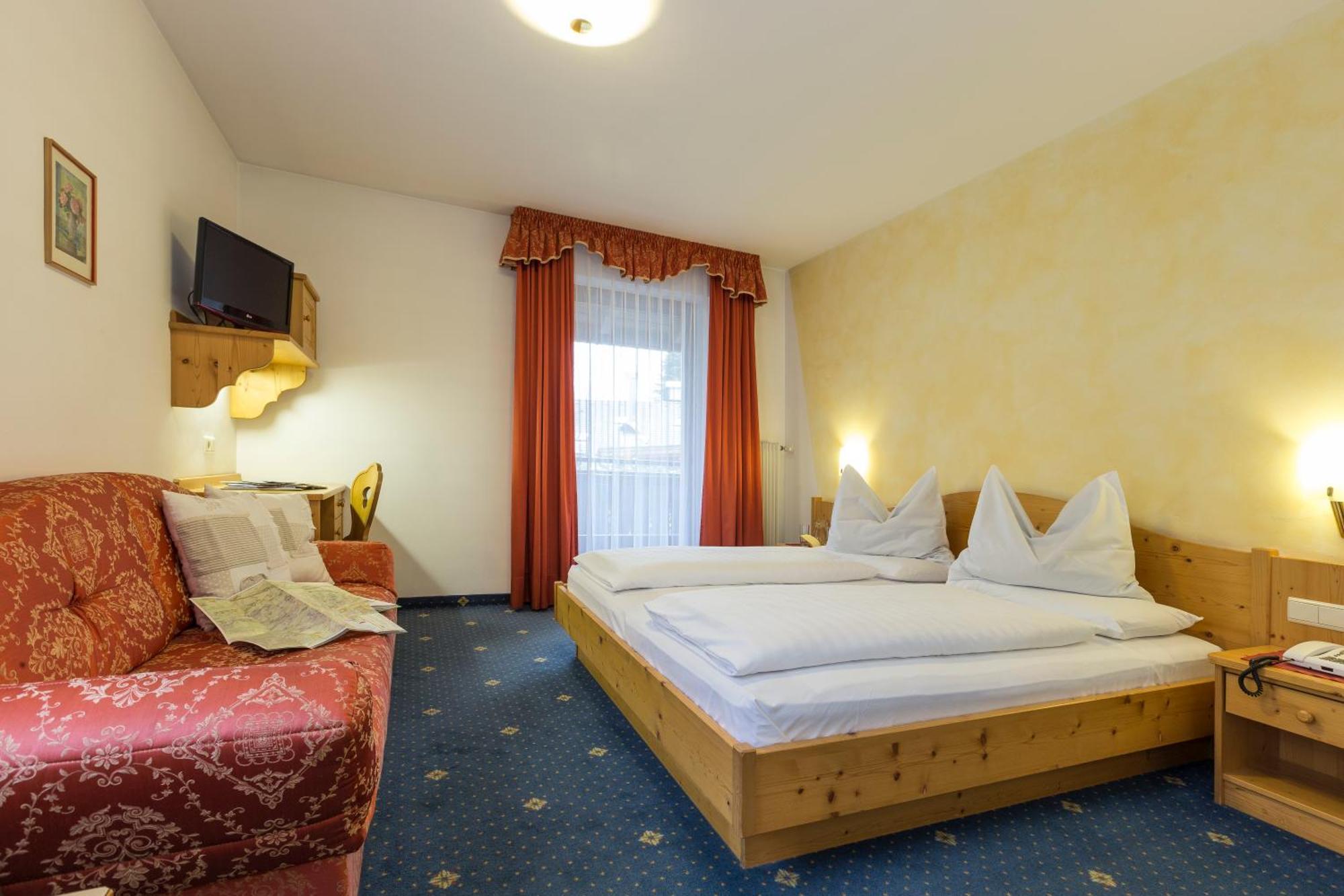 Hotel Urthaler Dobbiaco Bagian luar foto