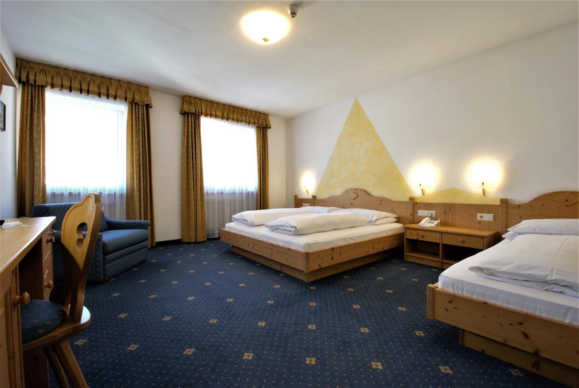 Hotel Urthaler Dobbiaco Bagian luar foto