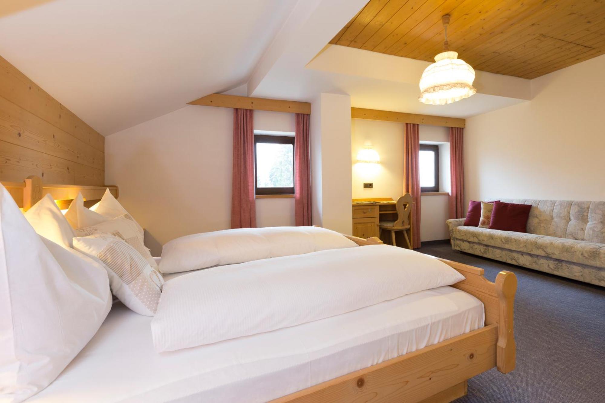 Hotel Urthaler Dobbiaco Bagian luar foto