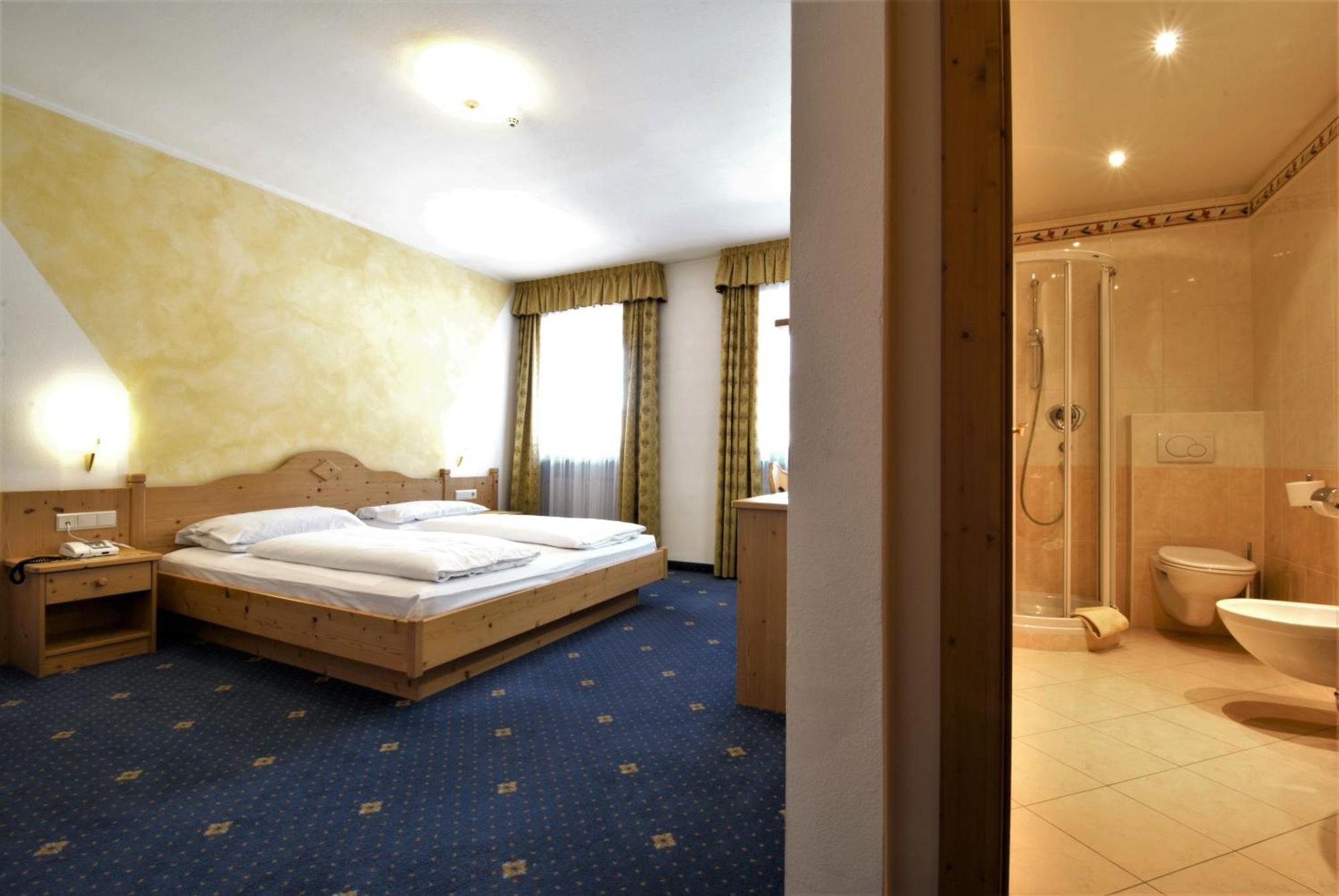 Hotel Urthaler Dobbiaco Bagian luar foto