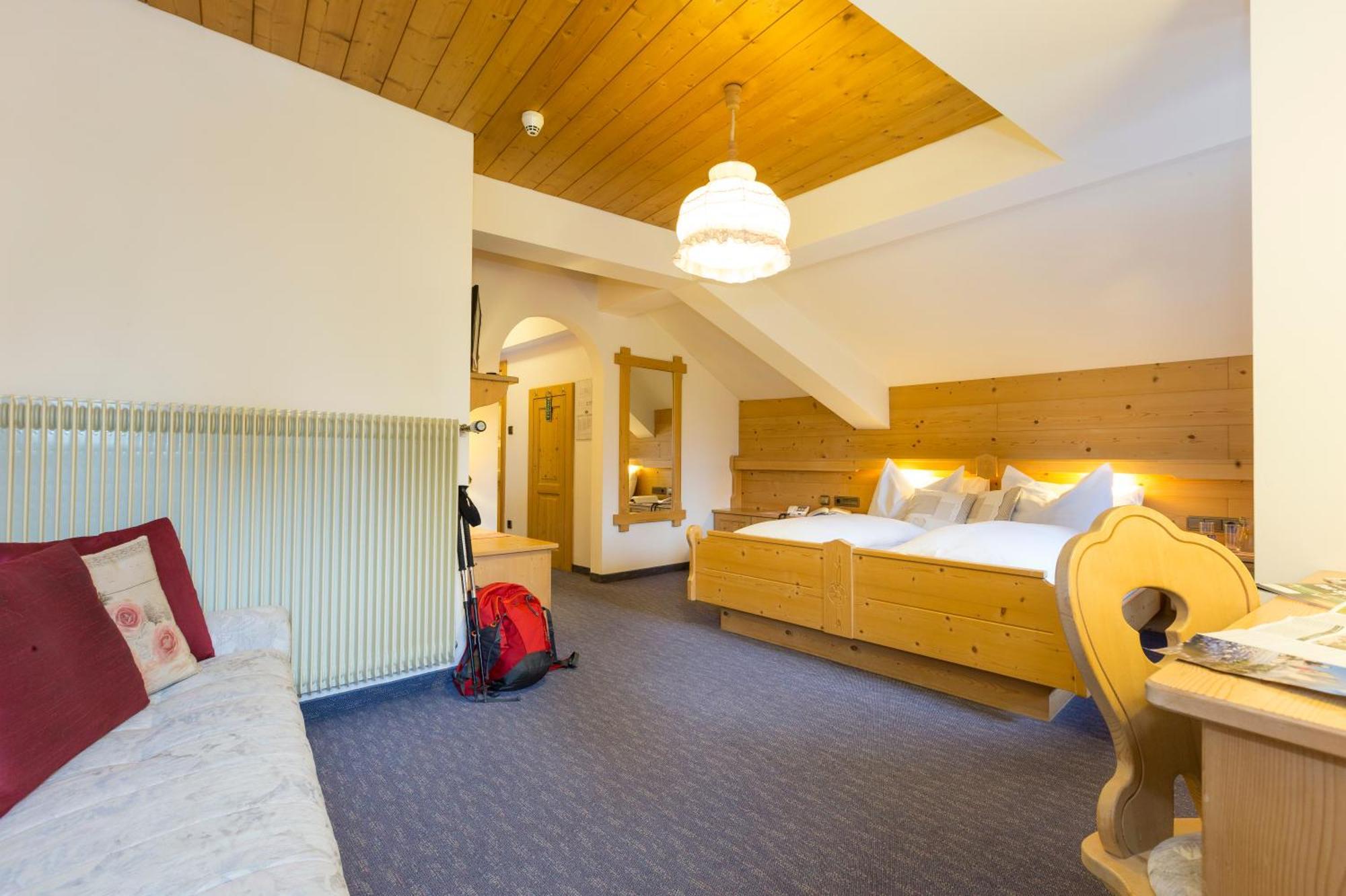 Hotel Urthaler Dobbiaco Bagian luar foto