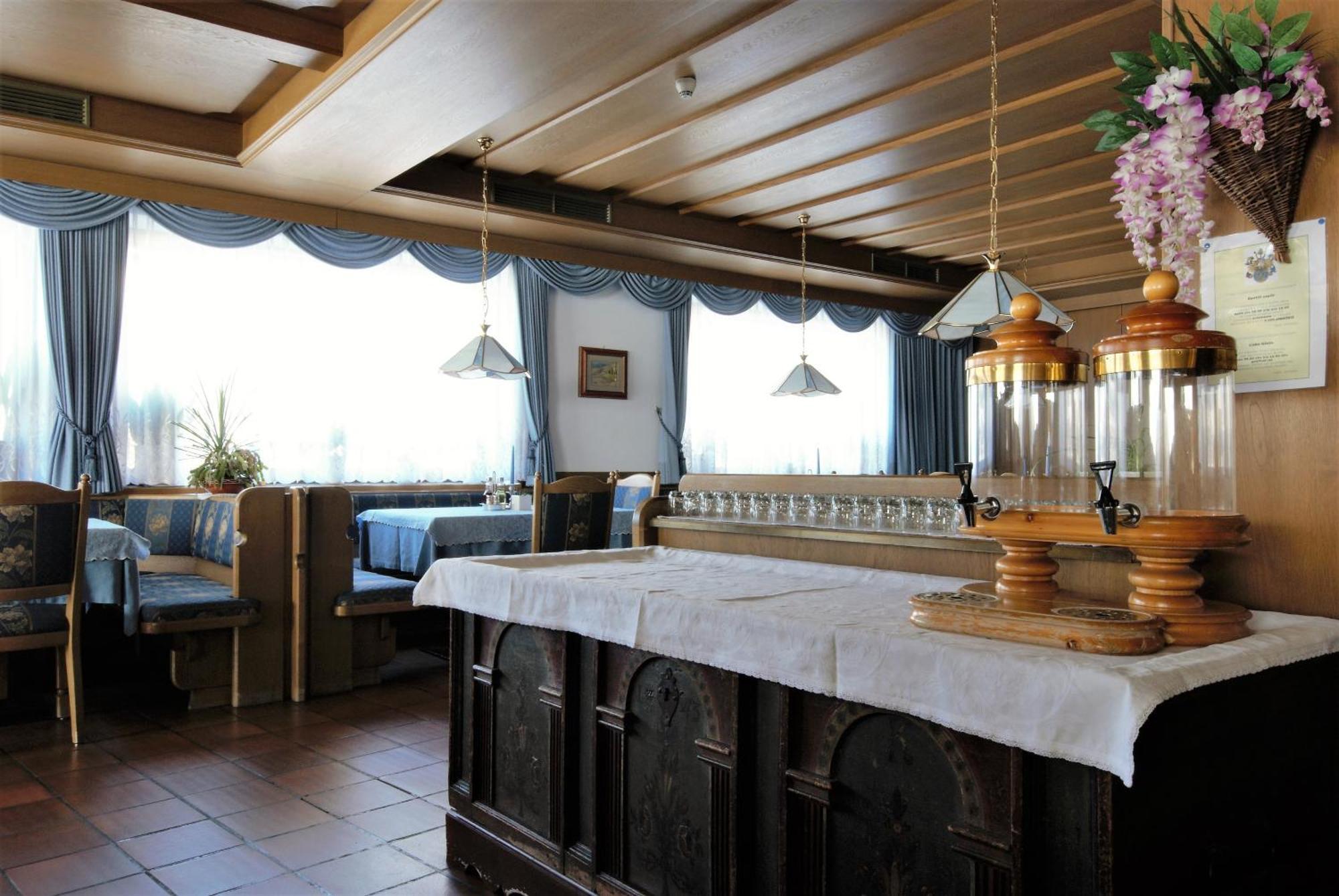 Hotel Urthaler Dobbiaco Bagian luar foto