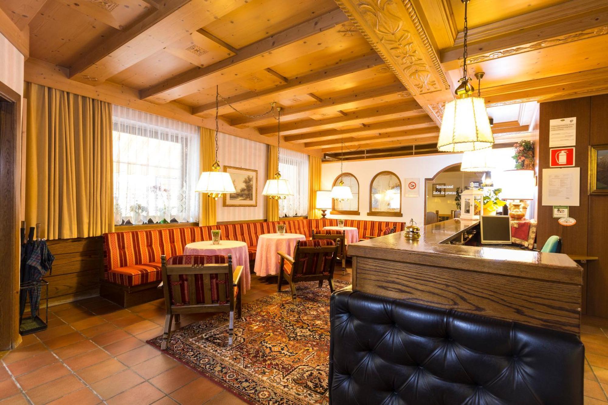 Hotel Urthaler Dobbiaco Bagian luar foto