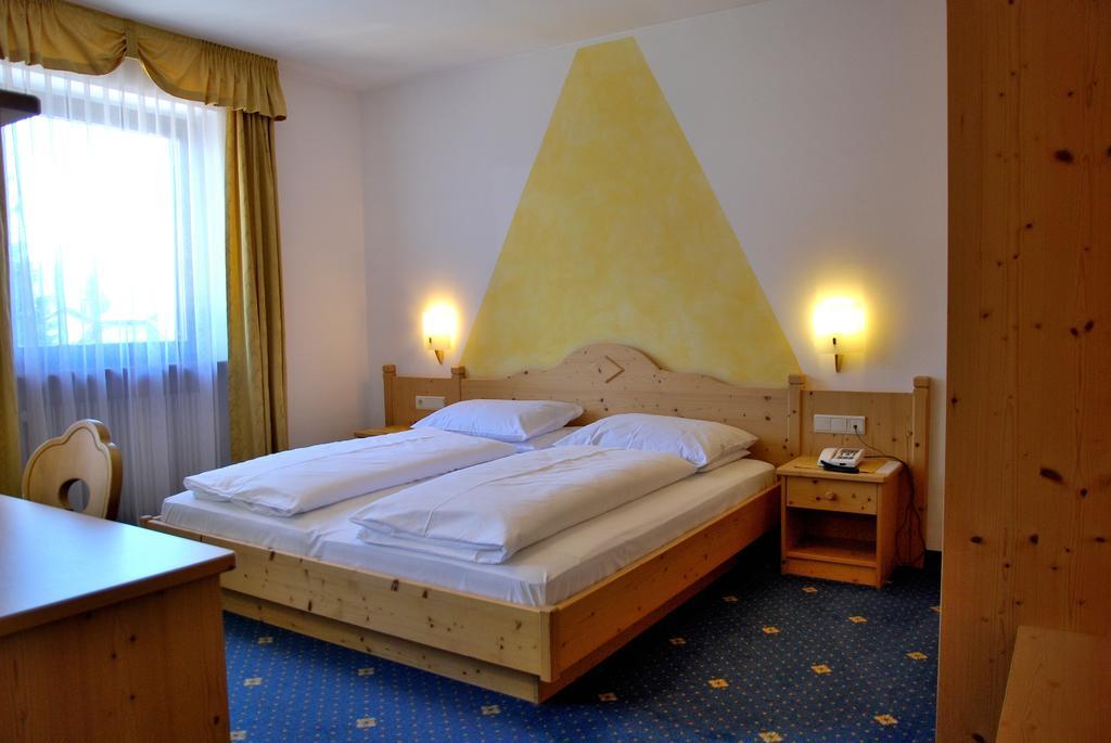 Hotel Urthaler Dobbiaco Bagian luar foto