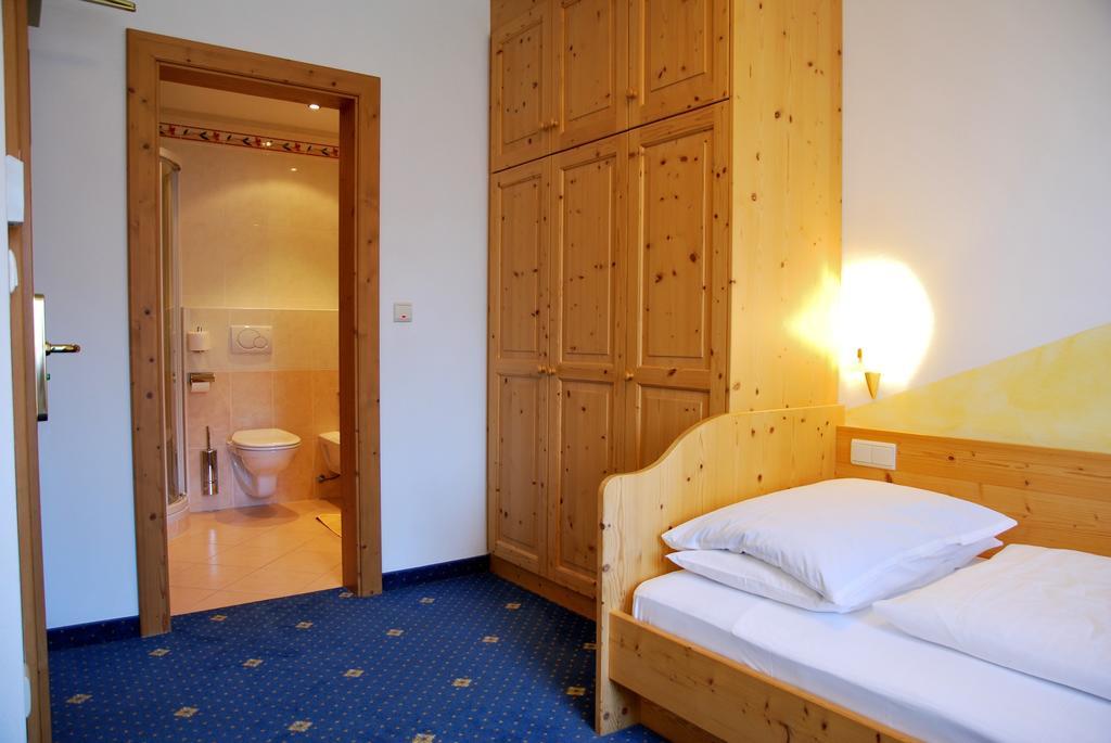 Hotel Urthaler Dobbiaco Bagian luar foto