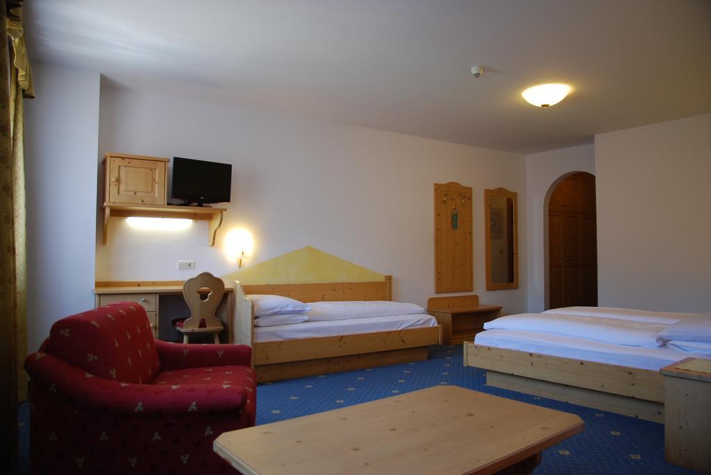 Hotel Urthaler Dobbiaco Bagian luar foto